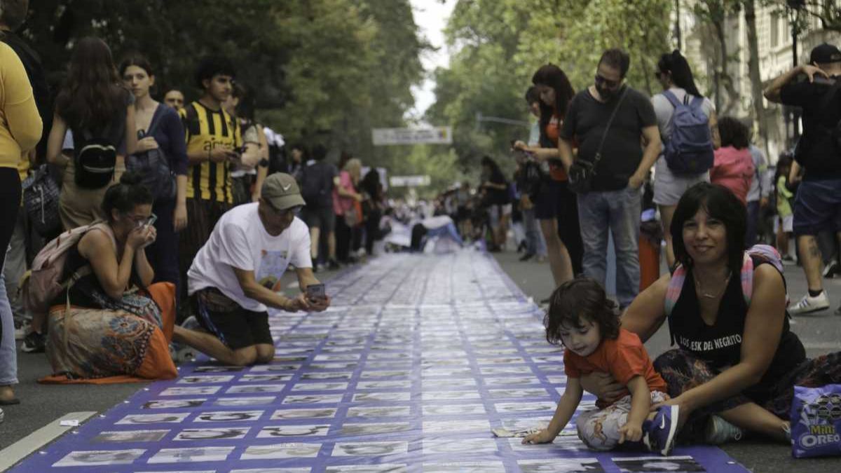 Las distintas organizaciones de Derechos Humanos, políticas y sindicales empiezan a llegar a las inmediaciones de la Plaza de Mayo. Las distintas organizaciones de Derechos Humanos, políticas y sindicales empiezan a llegar a las inmediaciones de la Plaza de Mayo.