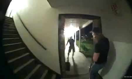 video: en plena pandemia, lamio el timbre de una casa y el dueno lo filmo video: en plena pandemia, lamio el timbre de una casa y el dueno lo filmo