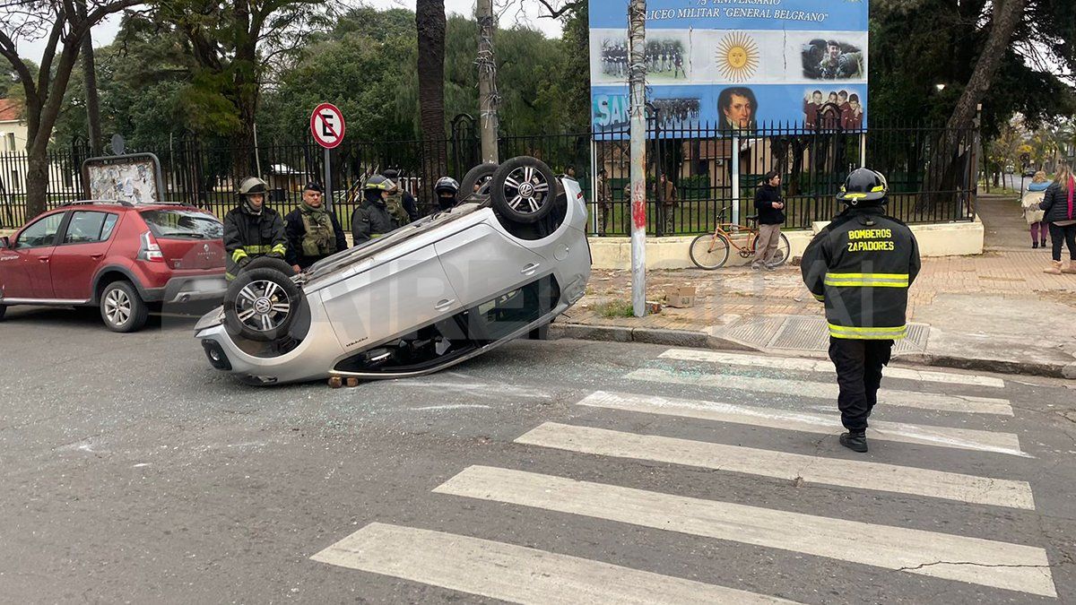 El coche quedó dado vuelta y fue estabilizado por Bomberos Zapadores
