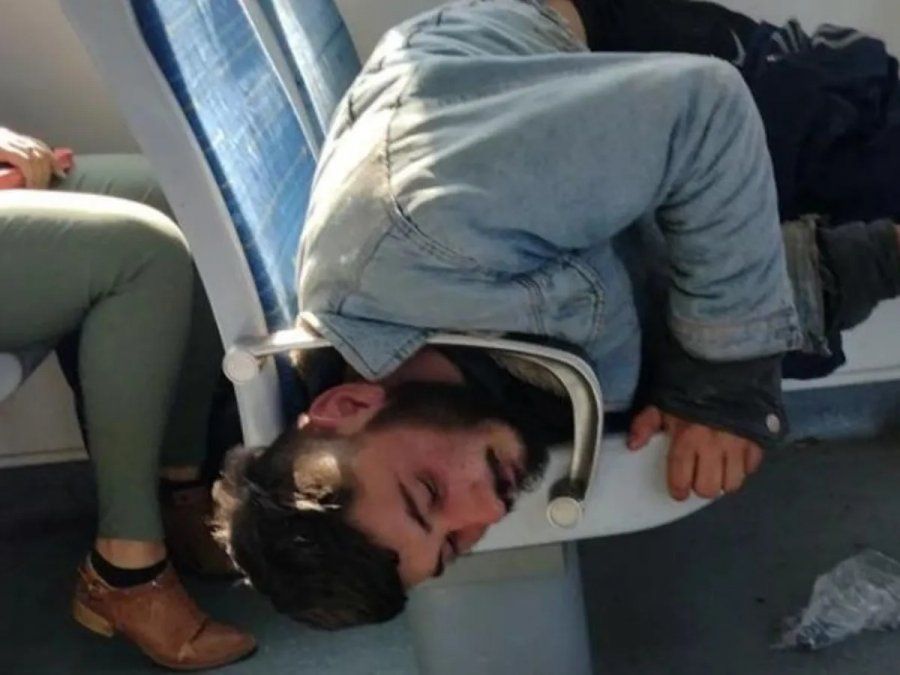 Se le trabó la cabeza en el apoya brazos del Tren Roca y generó demoras