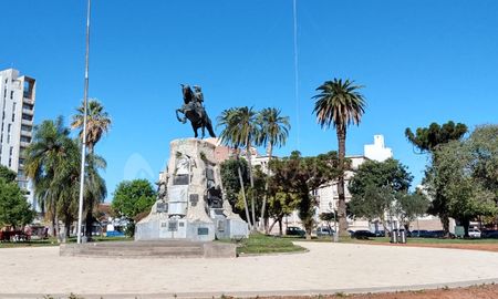 Robaron placas históricas del monumento a San Martín ubicado a metros del Ministerio de Seguridad. Robaron placas históricas del monumento a San Martín ubicado a metros del Ministerio de Seguridad.