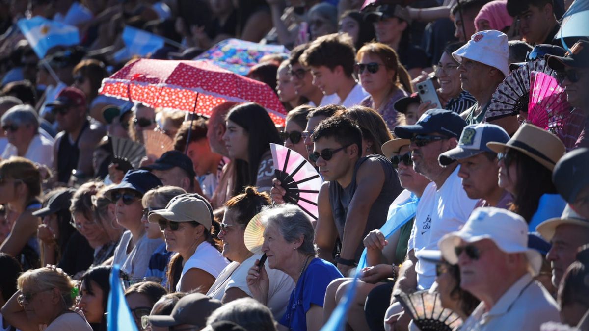 El público colmó las tribunas bajo el intenso calor, en una jornada histórica en San Lorenzo por la visita del presidente Javier Milei. El público colmó las tribunas bajo el intenso calor, en una jornada histórica en San Lorenzo por la visita del presidente Javier Milei.