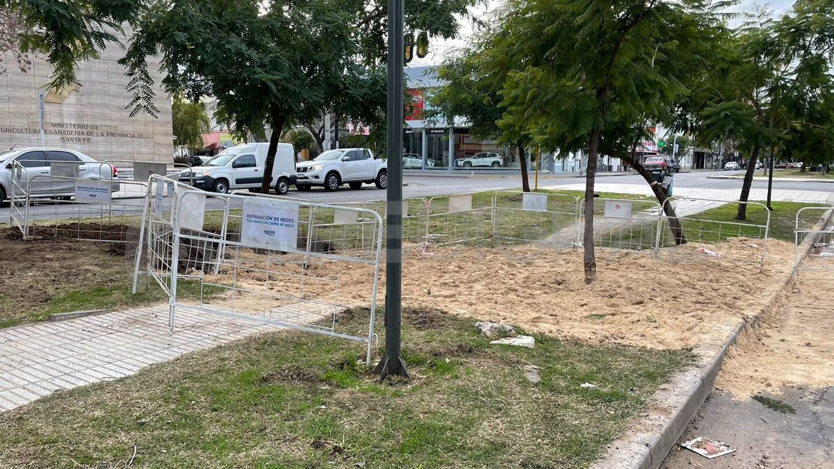 Assa valló el cantero central en la zona del socavón de Bulevar y Urquiza.&nbsp;