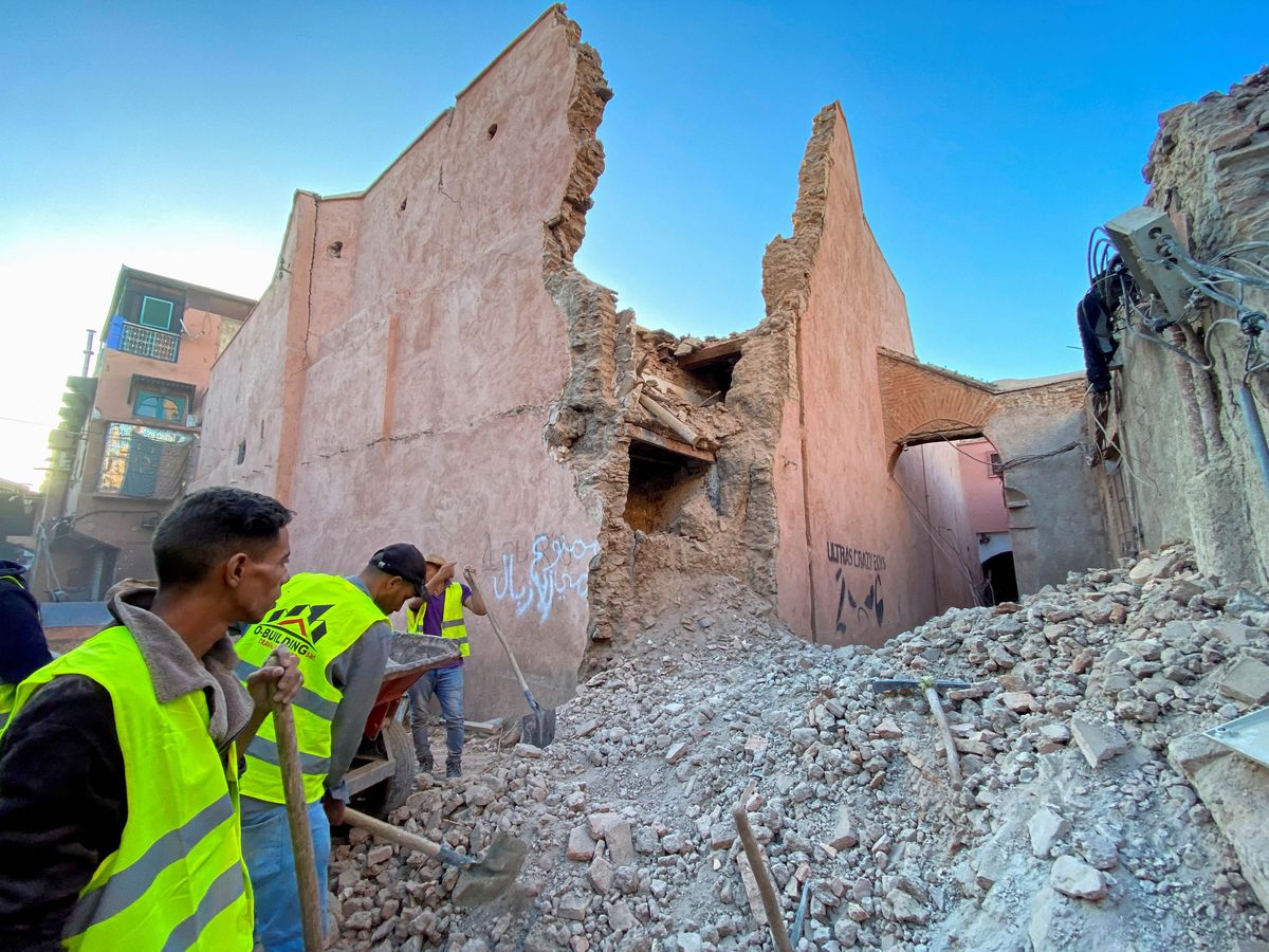 Un fuerte terremoto en Marruecos causó más de mil muertos y centenares de heridos, destruyó edificios y obligó a los habitantes de las principales ciudades a abandonar precipitadamente sus hogares.