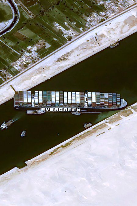 Miles de navíos esperan que sea removido el Evergreen.