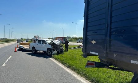 brutal choque entre una camioneta y un camion en autopista rosario - santa fe brutal choque entre una camioneta y un camion en autopista rosario - santa fe