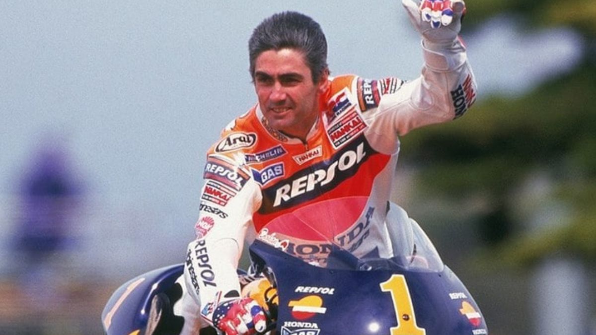 La recuperación del accidente de Jerez de la Frontera de mayo de 1999 fue más difícil y larga de lo previsto y, el milagro del regreso, esta vez no se produciría. En octubre siguiente y, aunque todavía utilizaba muletas, dio unas vueltas de exhibición durante el GP de su país, en Phillip Island (foto) hasta que, el 10 de diciembre del mismo año, a los 34, Doohan anunció su retiro. La recuperación del accidente de Jerez de la Frontera de mayo de 1999 fue más difícil y larga de lo previsto y, el milagro del regreso, esta vez no se produciría. En octubre siguiente y, aunque todavía utilizaba muletas, dio unas vueltas de exhibición durante el GP de su país, en Phillip Island (foto) hasta que, el 10 de diciembre del mismo año, a los 34, Doohan anunció su retiro.