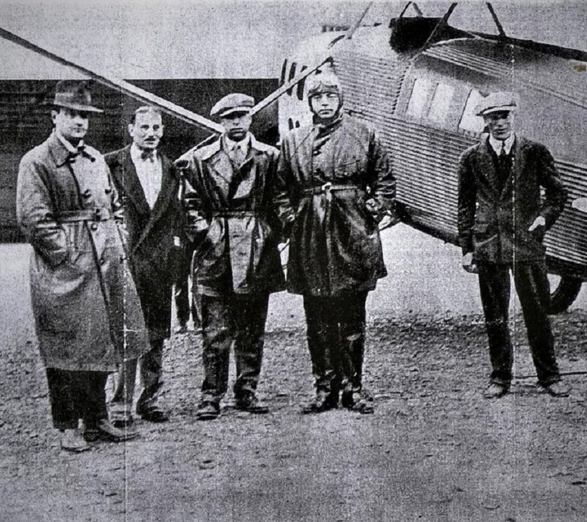 El 1 de noviembre de 1929 y, con Saint-Exupéry como piloto, se realizó el vuelo inaugural de la Línea Sur, que unió el aeródromo de Harding Green, en Bahía Blanca, con Comodoro Rivadavia. Al día siguiente y, durante la escala en San Antonio Oeste, posan (de izquierda a derecha) Rufino Luro Cambaceres, Amando Ulled, Alberto Augé, Antoine (con su traje de vuelo), y Antonio Rivadulla.