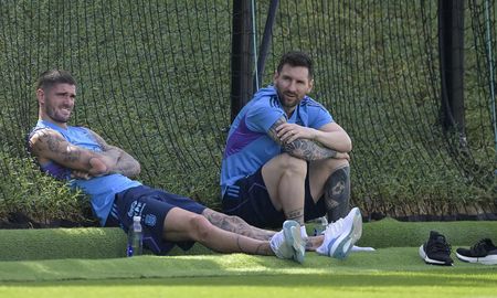 El capitán del seleccionado argentino, Lionel Messi, presenció este domingo la práctica regenerativa del plantel luego del desahogo por la victoria contra México. El capitán del seleccionado argentino, Lionel Messi, presenció este domingo la práctica regenerativa del plantel luego del desahogo por la victoria contra México.