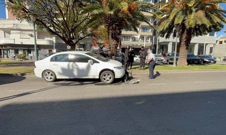 El conductor de un vehículo perdió el control, se subió al cantero y al corregir el rumbo chocó a una motocicleta. El conductor de un vehículo perdió el control, se subió al cantero y al corregir el rumbo chocó a una motocicleta.