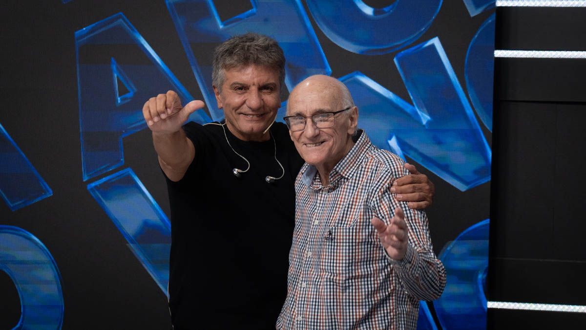 El gerente periodístico y director de AIRE, Luis Mino, junto al coordinador del movimiento Los sin techo, José Luis Ambrosino.