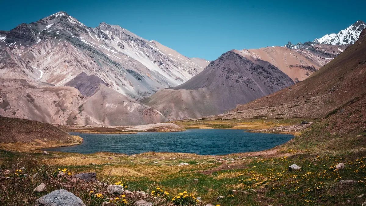 La pureza del agua de deshielo y la refracción de la luz solar generan el tono turquesa característico que distingue a esta laguna de otros reservorios andinos tradicionales.