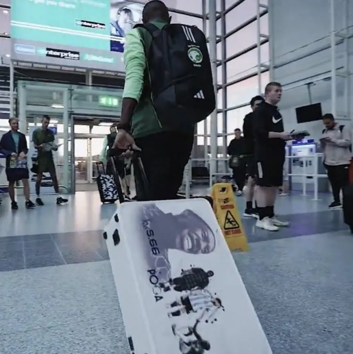 El equipaje de viaje tiene impreso un momento que quedó en la memoria de todos los fanáticos del fútbol: la imagen de Lionel Messi tendiéndole la mano para ayudarlo a levantarse del suelo. El equipaje de viaje tiene impreso un momento que quedó en la memoria de todos los fanáticos del fútbol: la imagen de Lionel Messi tendiéndole la mano para ayudarlo a levantarse del suelo.