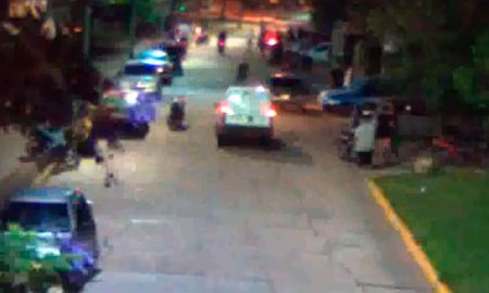 Este miércoles se difundió un video en el que se observa como el conductor de una camioneta utilitaria embiste en diferentes momentos a cuatro muchachos. Este miércoles se difundió un video en el que se observa como el conductor de una camioneta utilitaria embiste en diferentes momentos a cuatro muchachos.