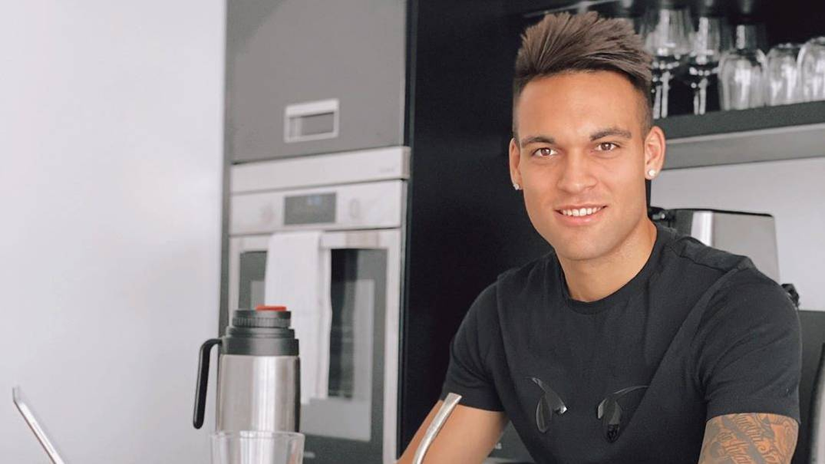 Lautaro Martínez vive junto a su pareja, Agustina Gandolfo, y su hija, en una mansión.