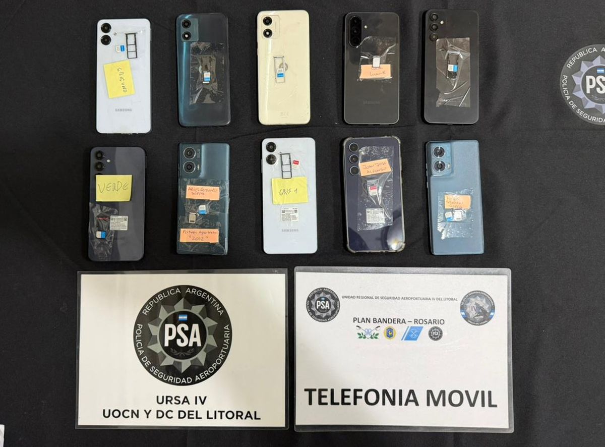 Los teléfonos celulares secuestrados durante los allanamientos. Los teléfonos celulares secuestrados durante los allanamientos.