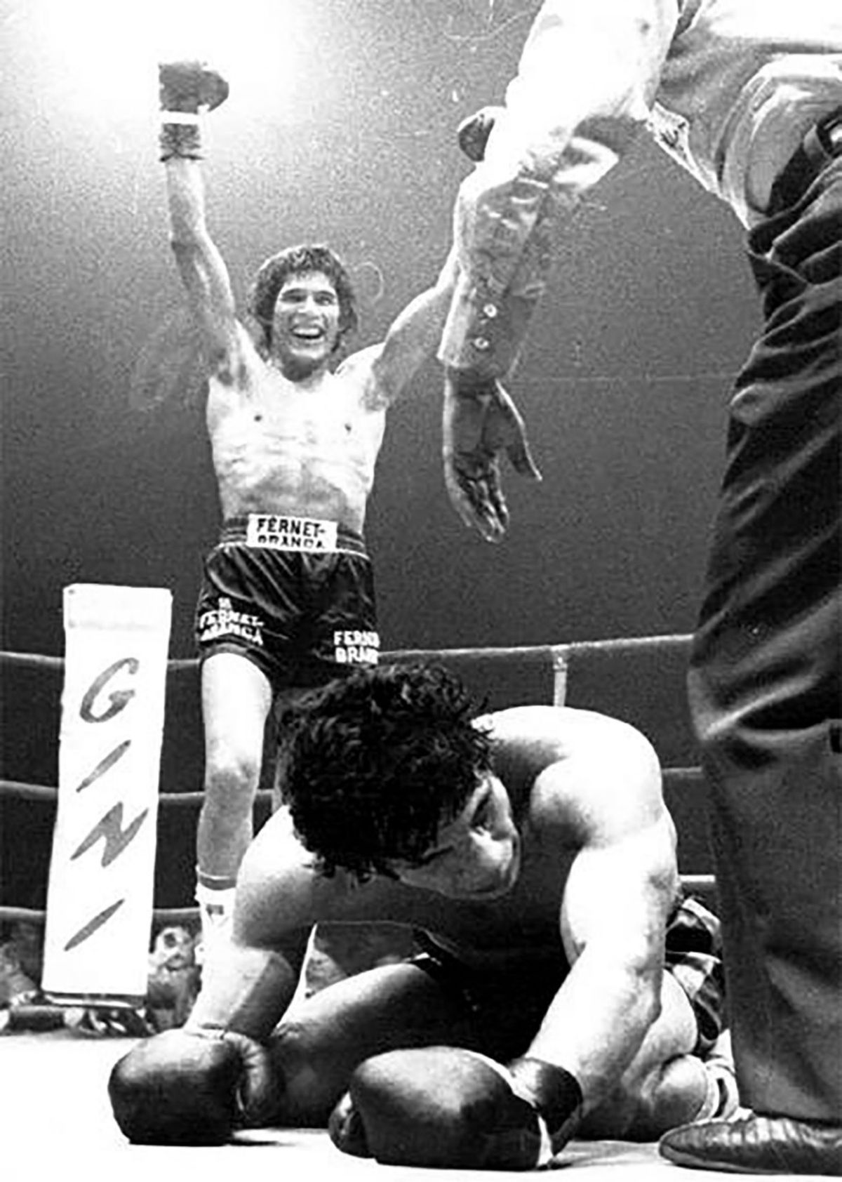 El 13 de diciembre de 1975 y, en el Nouvelle Hippodrome de París, le GKO 5 al tunecino-francés Gratien Tonna, en la que fue su 12ª y antepenúltima defensa. Posteriormente derrotaría dos veces al colombiano Rodrigo Valdés (en 1976 y 1977, en ambos casos en Montecarlo, y por puntos en 15 rounds), para luego retirarse.