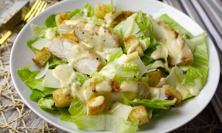 Todos los detalles para hacer una ensalada César de la mano de Maru Botana. Todos los detalles para hacer una ensalada César de la mano de Maru Botana.