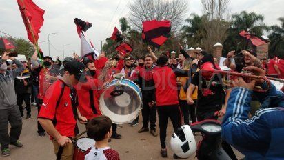 Hinchas de Colón hicieron un banderazo en el predio minutos antes del partido ante Lanús