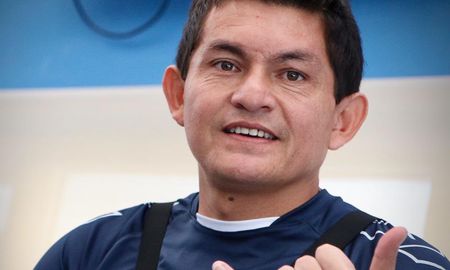 Luis Pulga Rodríguez se despidió de Colón luego de haber sido presentado como nuevo jugador de Gimnasia y Esgrima de La Plata. Luis Pulga Rodríguez se despidió de Colón luego de haber sido presentado como nuevo jugador de Gimnasia y Esgrima de La Plata.