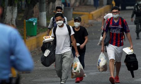 Según las autoridades chilenas, miles de inmigrantes caminan desde Bolivia por el inhóspito altiplano andino, a unos 3.600 metros de altitud, soportando temperaturas extremas y desafiando la pandemia, hasta llegar a la región de Tarapacá, a unos 2.000 kilómetros al norte de Santiago. Según las autoridades chilenas, miles de inmigrantes caminan desde Bolivia por el inhóspito altiplano andino, a unos 3.600 metros de altitud, soportando temperaturas extremas y desafiando la pandemia, hasta llegar a la región de Tarapacá, a unos 2.000 kilómetros al norte de Santiago.