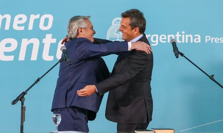 A días de la asunción de Sergio Massa, llega a la provincia de Santa Fe junto al presidente Alberto Fernández por la reactivación del servicio ferroviario de pasajeros Cañada de Gómez-Rosario. A días de la asunción de Sergio Massa, llega a la provincia de Santa Fe junto al presidente Alberto Fernández por la reactivación del servicio ferroviario de pasajeros Cañada de Gómez-Rosario.