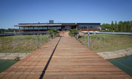 El complejo está ubicado a 600 metros del río Salado y detrás del country El PInar. El complejo está ubicado a 600 metros del río Salado y detrás del country El PInar.