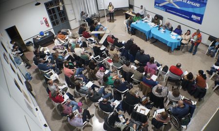 Los gremios docentes y estatales definirán en los próximos días la respuesta a la oferta salarial del Gobierno de Santa Fe. Los gremios docentes y estatales definirán en los próximos días la respuesta a la oferta salarial del Gobierno de Santa Fe.
