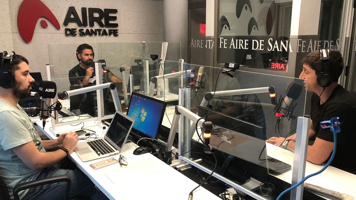 Paco Garibaldi con los periodistas Adriel Driussi y Esteban Jourdán en Aire de Santa Fe. 