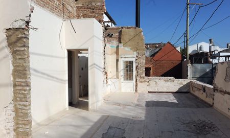 Por la complejidad de la obra se contrató a una empresa especializada para realizar la demolición. Por la complejidad de la obra se contrató a una empresa especializada para realizar la demolición.