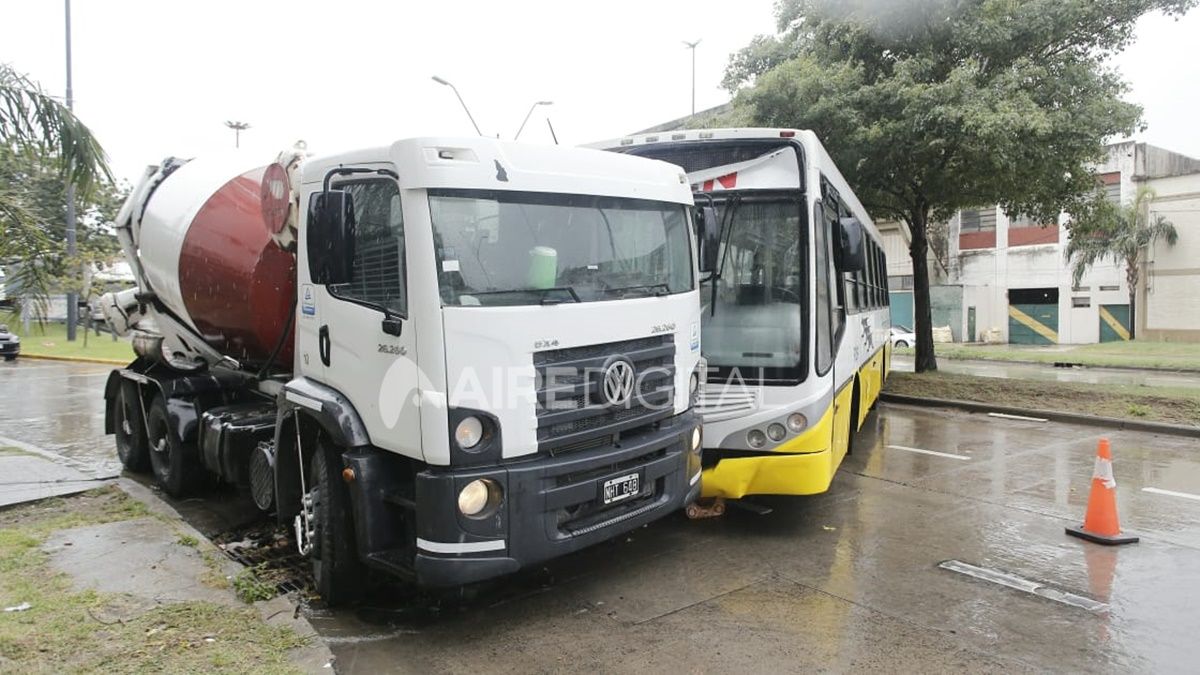 Impactante choque entre un colectivo y un camión en avenida Alem