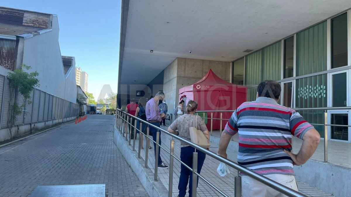 Este jueves se formaron largas filas en los centros de testeo de covid de la ciudad de Santa Fe.&nbsp;