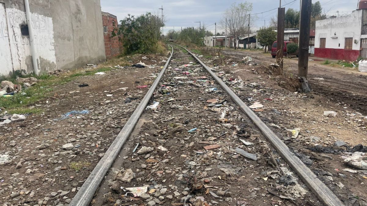 El reclamo de los vecinos de barrio Alfonso es puntualmente por donde pasan las vías del tren.
