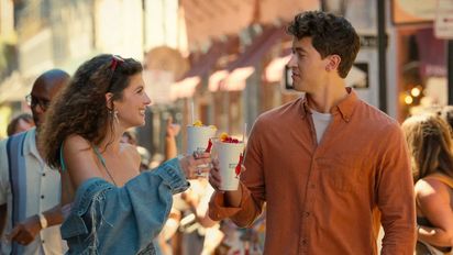 La nueva comedia romántica basada en un libro que está arrasando en Netflix