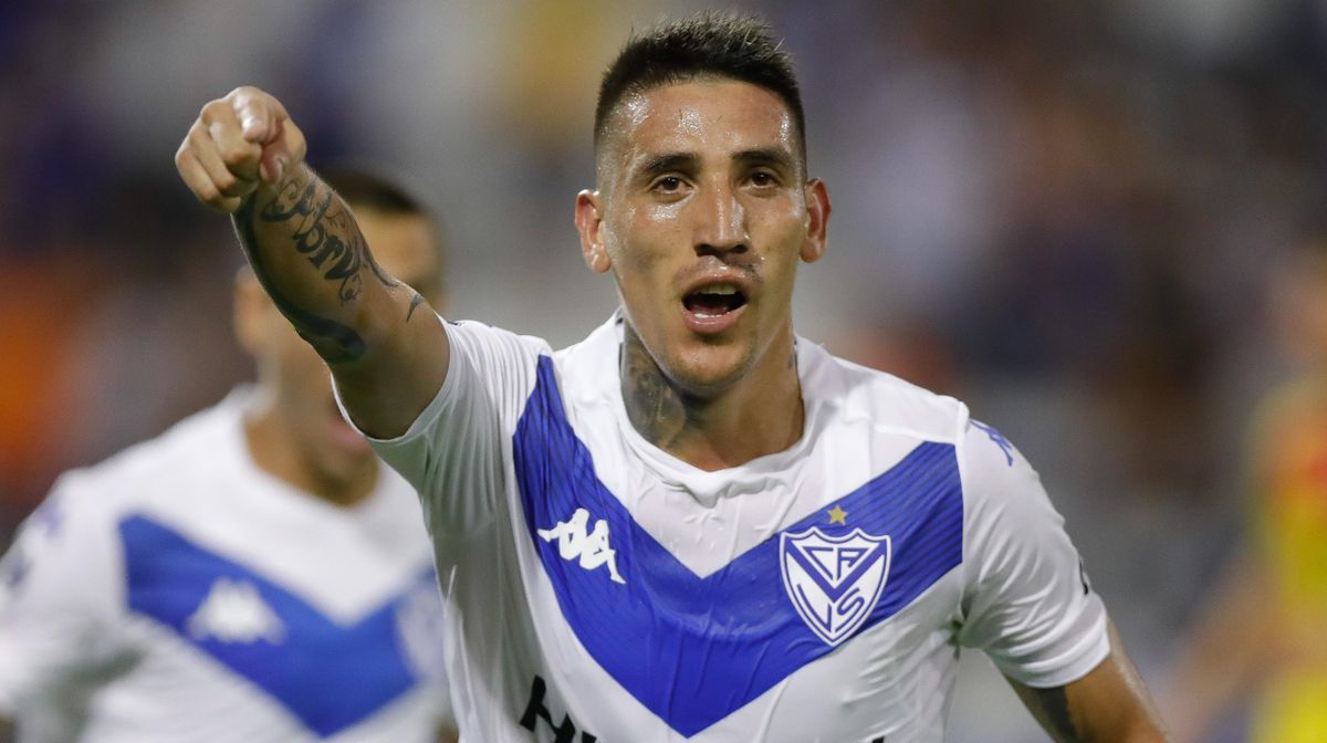 Ricardo Centurión no se presenta hace más de diez días a entrenarse con Vélez. Ricardo Centurión no se presenta hace más de diez días a entrenarse con Vélez.