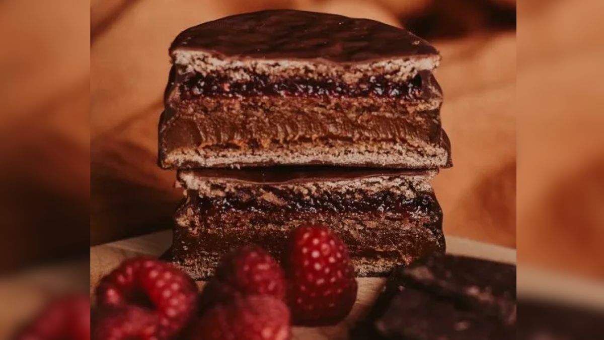 El alfajor campeón del mundo 2025 es una creación artesanal de Los Retamos que combina chocolate premium, dulce de leche y un corazón de frambuesa y frutos rojos, logrando un sabor único. El alfajor campeón del mundo 2025 es una creación artesanal de Los Retamos que combina chocolate premium, dulce de leche y un corazón de frambuesa y frutos rojos, logrando un sabor único.