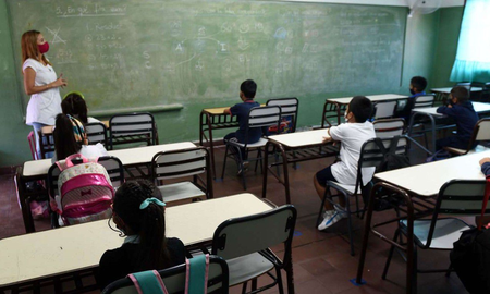 Una maestra tuvo que renunciar a su cargo por no haber dejado ir al baño a un nene de 6 años