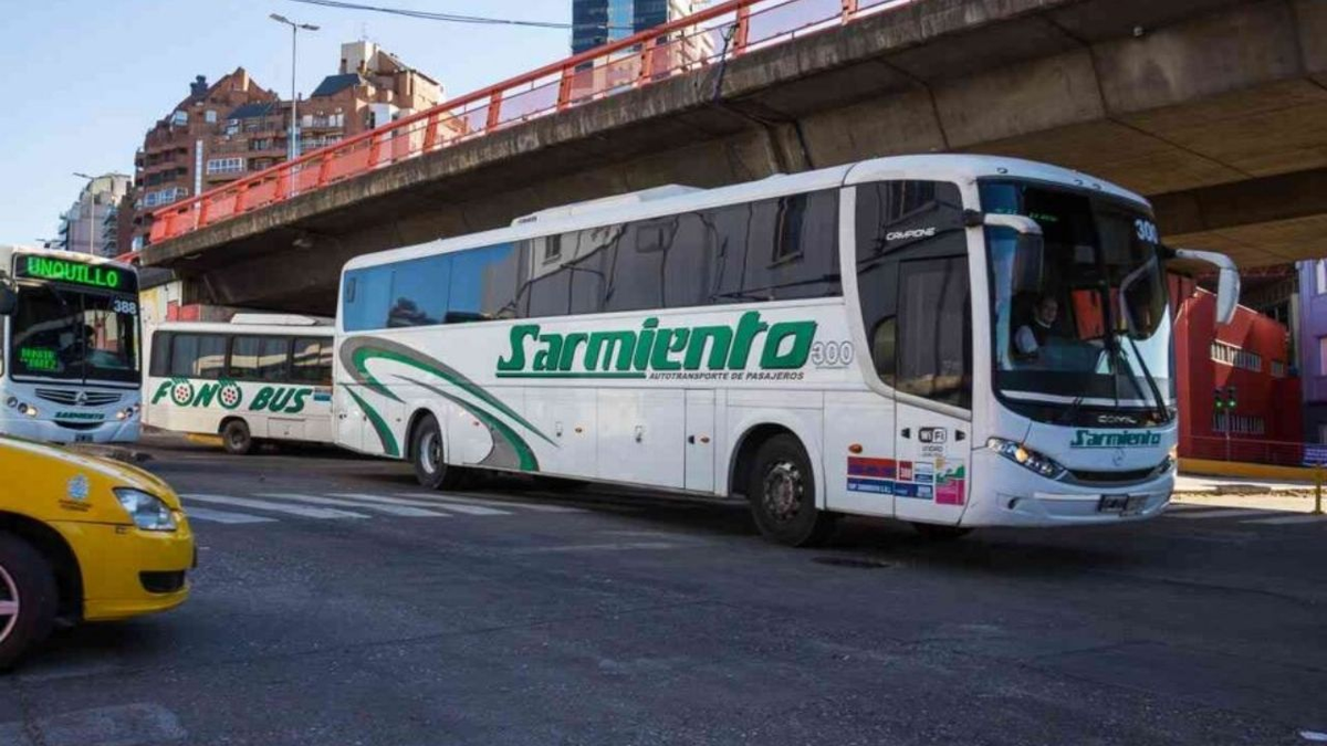 Una mujer colombiana que ingresó al colectivo sin boleto gatillo contra un sargento de la Policía de Córdoba.