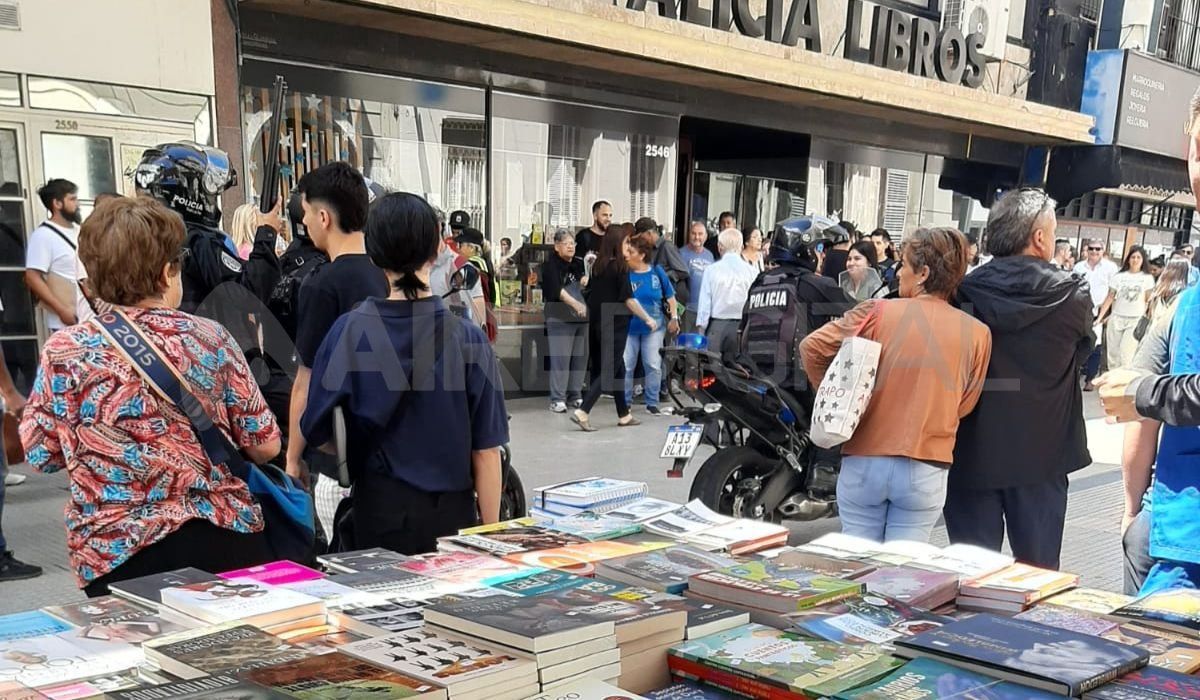 La pelea fue tan violenta que debió recurrir la policía y trasladar a los involucrados a la comisaría La pelea fue tan violenta que debió recurrir la policía y trasladar a los involucrados a la comisaría