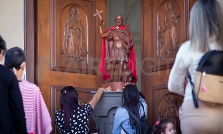 En la ciudad de Santa Fe los fieles se acercan a la Parroquia Sagrado Corazón de Jesús, ubicada en 4 de Enero al 2.400. En la ciudad de Santa Fe los fieles se acercan a la Parroquia Sagrado Corazón de Jesús, ubicada en 4 de Enero al 2.400.