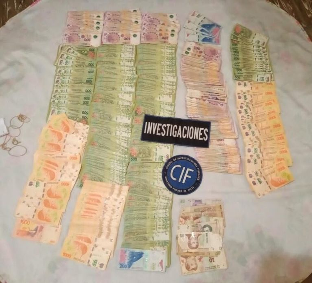 Parte del dinero que fue recuperado por la policía