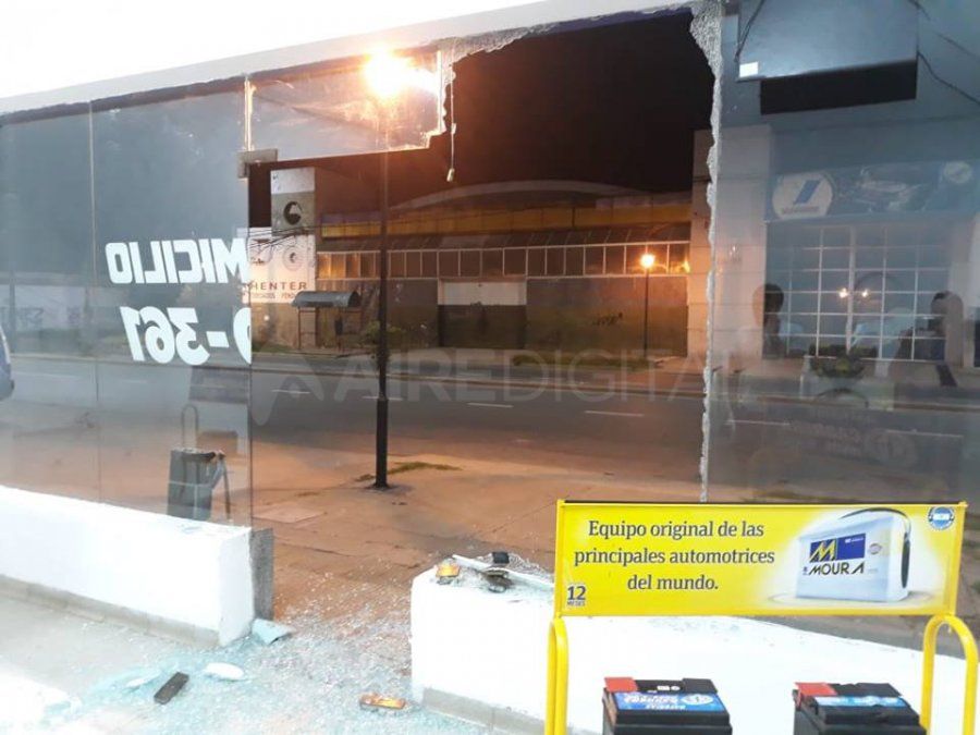 Robo y destrozos en local de ventas de baterías