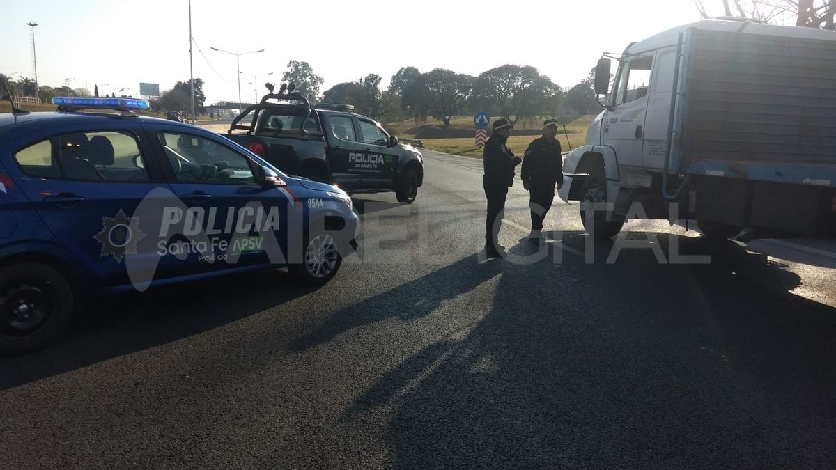 La Dirección General de Policía de Seguridad Vial de Rosario intervino para organizar los desvíos.