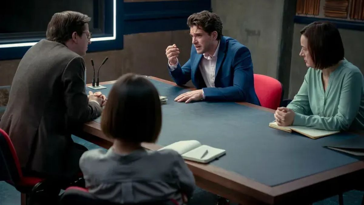 La versión alemana forma parte de una antología europea de Netflix que utiliza un mismo set de grabación para narrar crímenes en diferentes países. La versión alemana forma parte de una antología europea de Netflix que utiliza un mismo set de grabación para narrar crímenes en diferentes países.
