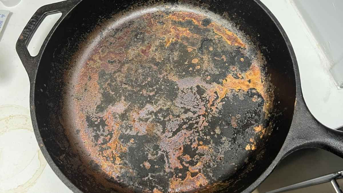 La mezcla de bicarbonato y detergente se volvió una de las soluciones caseras más efectivas para remover óxido y grasa de las sartenes.