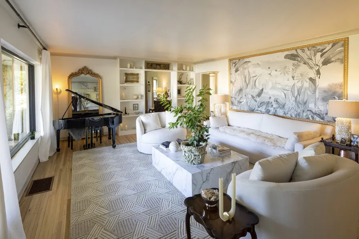 La sala de la casa que Nichol Naranjo compró en 2020 y que su madre solía limpiar JOHN BURCHAM - NYTNS