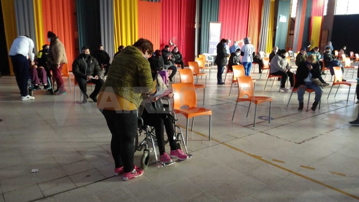Las personas que tuvieron covid suelen desarrollar síntomas más fuertes cuando se colocan la vacuna.
