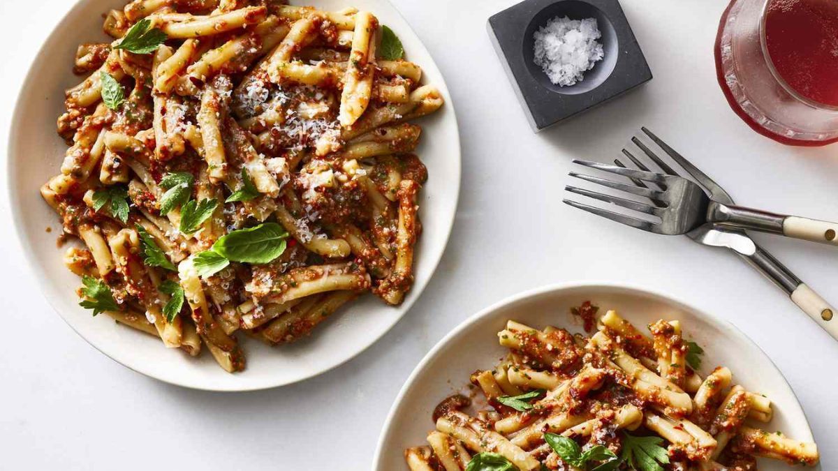 Esta receta de pasta al pesto lleva pistacho, almendras, hierbas frescas y cítricos. Esta receta de pasta al pesto lleva pistacho, almendras, hierbas frescas y cítricos.