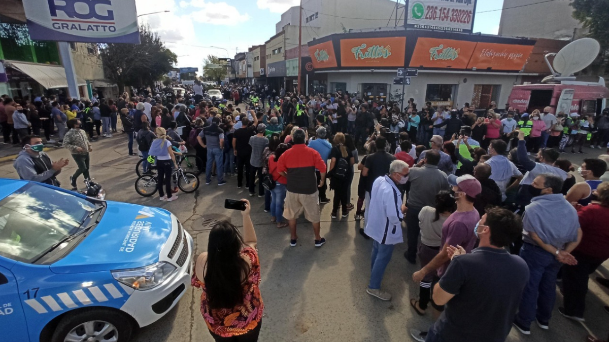 Los restos de Mario Meoni fueron despedidos por una multitud.