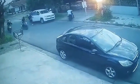 Un niño de ocho años se arrodilló para protegerse mientras su padre fue asaltado por motochorros Un niño de ocho años se arrodilló para protegerse mientras su padre fue asaltado por motochorros